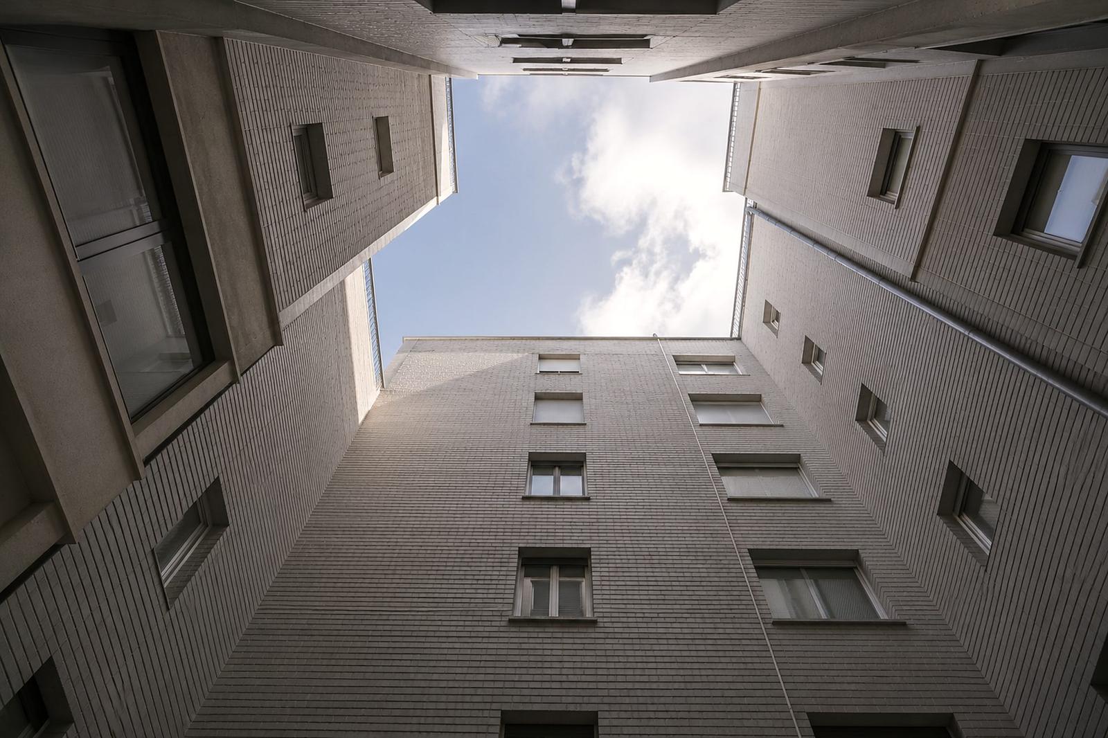 Patio de luces: Ventilación, revestimiento de fachadas interiores y encuen